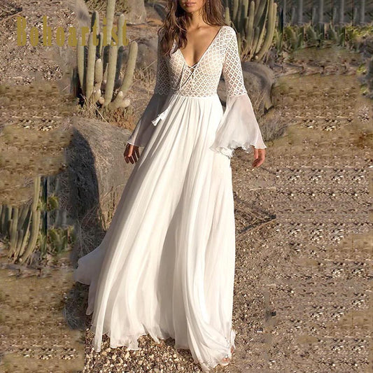 Langärmliges weißes Kleid mit V-Ausschnitt